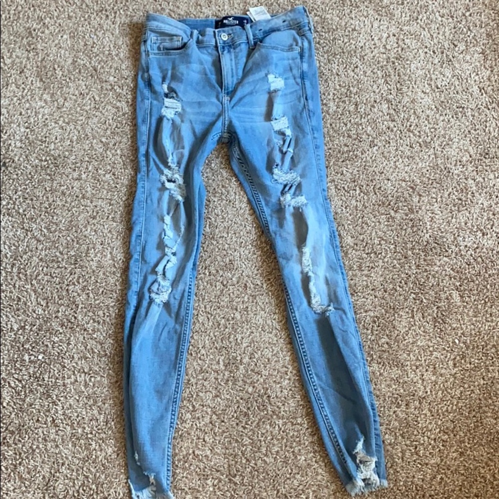 I am selling Hollister jeans.
